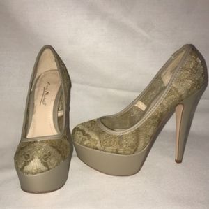 Anne Michelle gold Lace Stiletto